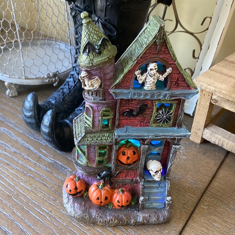 NEW! Spooky Cute Lighted Haunted Mummy Mansion Halloween Holiday Village House - Picture 10 of 11